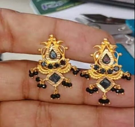 Black Stone Earrings Gold, Gold Chain Necklace Womens, Stone Earrings Gold, Vaddanam Designs, Gold Jewelry Prom, Ear Tops, Temple Jewellery Earrings, Black Stone Earrings, Jewelry Prom