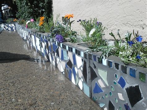 Cinder Block Bench, Mosaic Planters, Cinder Block Garden, Cinder Block Walls, Cinder Blocks, Cement Blocks, Garden Art Ideas, Mosaic Garden Art, Cinder Block