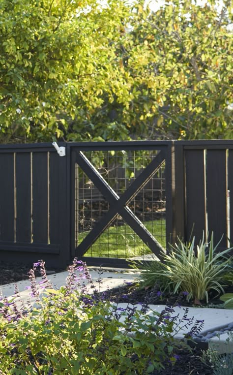 Good Neighbor Fence, Fancy Fence, Fancy Farm, Fence Design Ideas, Online Landscape Design, Garden Gates And Fencing, Diy Garden Fence, Side Yard Landscaping, Horizontal Fence