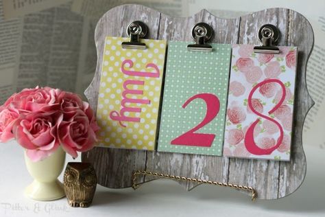 DIY calendar idea with paper and vinyl letters?? So simple! Diy Back To School, School Week, Diy Calendar, Perpetual Calendar, Desk Calendar, Crafty Craft, Craft Time, Vinyl Lettering, Diy Projects To Try