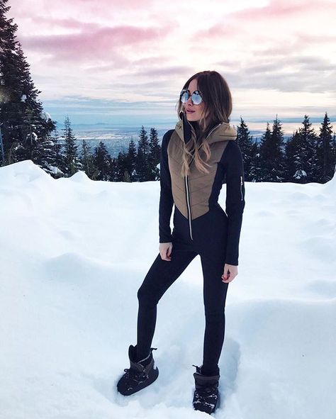 Ski Black Outfit, Skii Outfit Girl, Moon Boots Skiing, Winter Boots Moon, Celebrities Skiing, Mode Au Ski, Snow Fashion, Ski Outfit, Snow Outfit