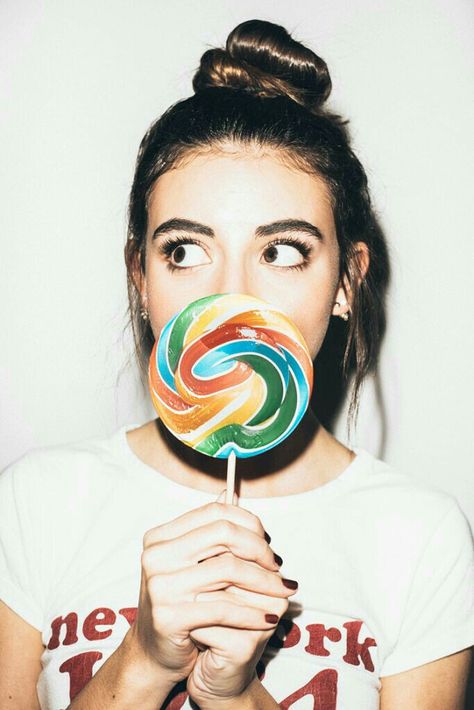 Lolipop Photos Ideas, Loly Pop, Candy Photoshoot, Yellow Photography, Poses Women, Self Portrait Photography, Creative Portrait Photography, White Woman, Studio Photoshoot