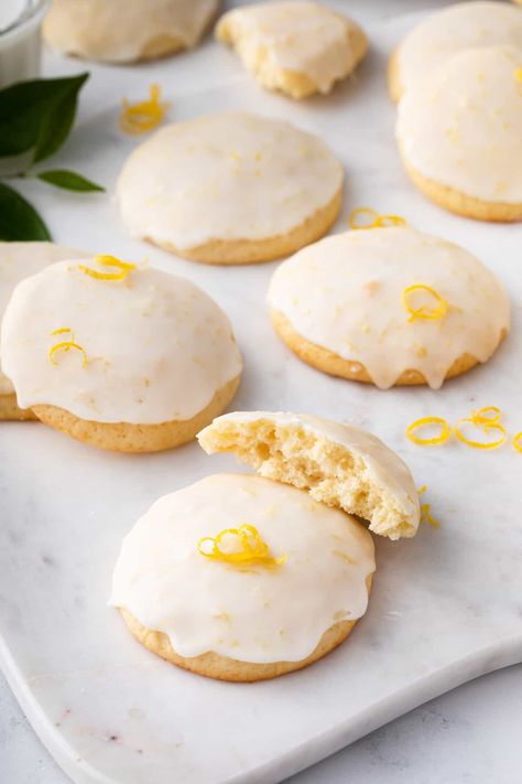 Tangy lemon ricotta cookies are topped with a sweet and tart lemon glaze that creates the perfect summer cookie for any occasion. Make these for any lemon lover in your life! Gluten Free Lemon Cookies, Italian Lemon Cookies, Cookies Sans Gluten, Lemon Ricotta Cookies, Summer Cookie, Lemon Shortbread Cookies, Gluten Free Italian, Ricotta Cookies, Fortune Cookies