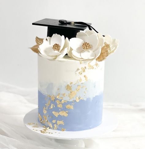 Blue Graduation Cake Ideas, Prom Cakes Ideas, Simple Graduation Cakes, 65 Birthday Cake, Graduation Cake Designs, Blue Graduation Party, Graduation Food, Graduation Desserts, Graduation Party Cake