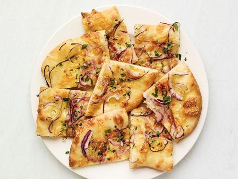 Baked Onion Flatbread, Manakeesh Recipe, Onion Flatbread, Yogurt Flatbread, Asian Buns, Bbq Chicken Flatbread, Easy Flatbread Recipes, Crispy Flatbread, Recipe Appetizers