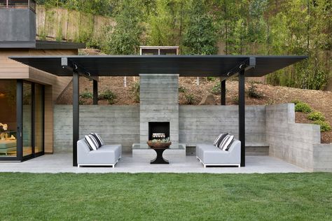 Extraordinary contemporary estate with lavish details in California Desert Style Decor, Midcentury Modern Landscaping, Midcentury Landscaping, Midcentury Modern Exterior, Barbacoa Jardin, Outdoor Fireplace Designs, Build A Fireplace, Sloped Backyard, Sloped Garden