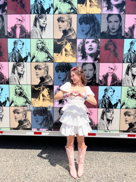 Lover Fits Taylor Swift, Eras Your Picture Ideas, Taylor Swift Concert Picture Ideas, Taylor Swift Concert Photo Ideas, Lover Taylor Swift Outfits Concert, Eras Tour Picture Ideas, Eras Tour Photo Ideas, Eras Tour Outfits Lover, Lover Taylor Swift Outfits