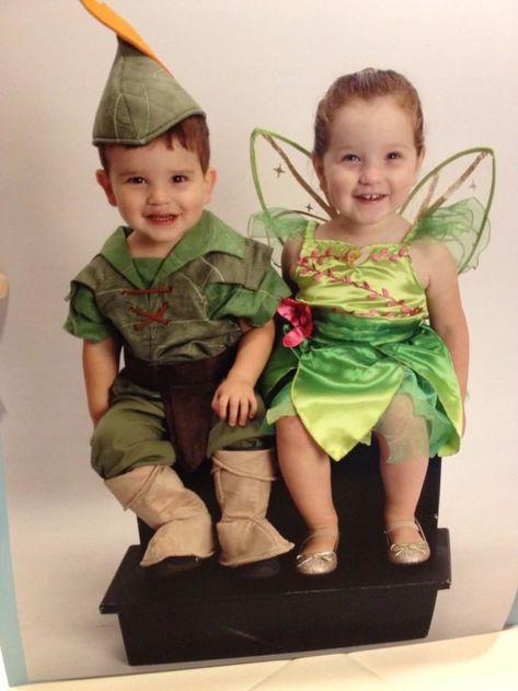 All in the family! 15 adorable sibling Halloween costumes to make you smile Girl Sibling Halloween Costumes, Disfraz Peter Pan, Sibling Halloween Costumes, Twin Costumes, Sister Costumes, Sibling Costume, Twin Halloween, Scary Cute, Halloween Parejas