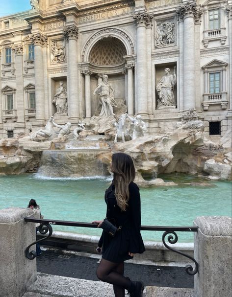 Fontana Di Trevi Photo Ideas, Europe Ootd, Rome Winter, Rome Outfits, Italy Winter, All About Italy, Rome Photo, Spain Photos, Europe Photography