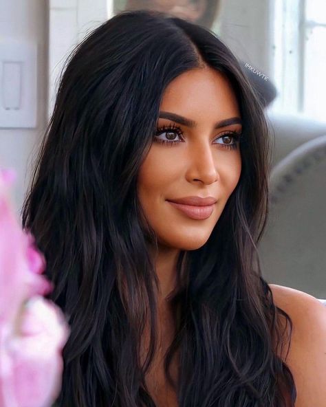 Kim K Black Hair, Kim Kardashian Kuwtk, Kardashian Hair Color, Kim K Makeup, Kardashian Makeup, Kardashian Beauty, Kim Kardashian Makeup, Natural Beauty Routine, Kim Kardashian Hair