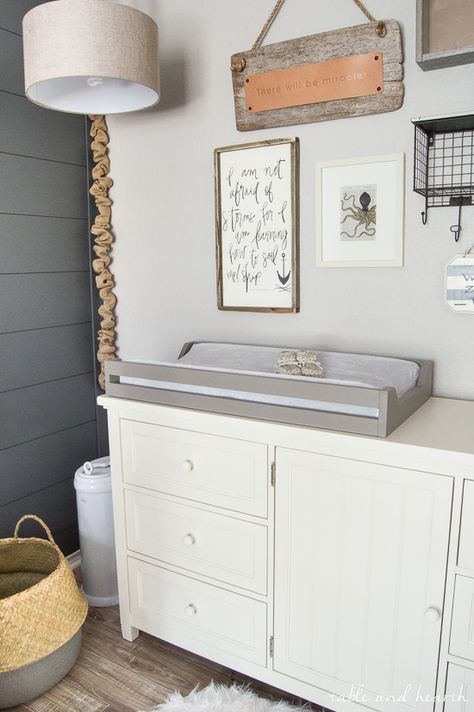 Wow, SUPER easy way to make a changing pad tray! www.tableandhearth.com Farmhouse Style Nursery, Nursery Ideas Boy, Nursery Design Neutral, Eclectic Nursery, Farmhouse Nursery, Baby Nursery Neutral, Nursery Decor Neutral, Room Kids, Gender Neutral Nursery