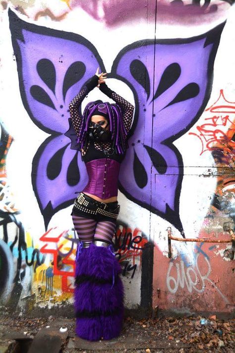 love the shorts Cybergoth Outfits, Cybergoth Aesthetic, Industrial Dance, Cybergoth Fashion, Industrial Goth, Dark Beauty Fashion, Cybergoth Style, Neon Rave, Goth Rave