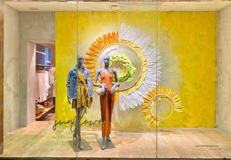 Anthropologie Summer Window Installations — VIM + VENTURE Summer Retail Window Displays, Anthropologie Windows, Anthropologie Window Display, Diy Teen, Sun Window, Summer Window Display, Commercial Design Exterior, Summer Window, Retail Windows