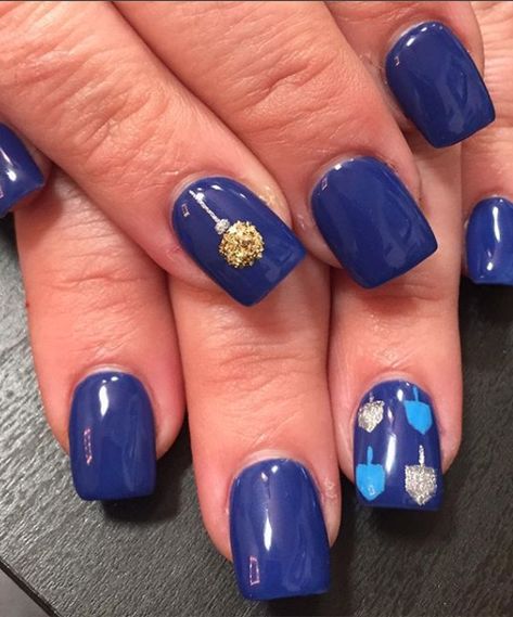 Blue Nail Design, Festive Holiday Nails, Toenail Designs, Gold Nail Polish, Holiday Nail, Nice Nails, Chic Holiday, White Nail Polish, Blue Nail Designs