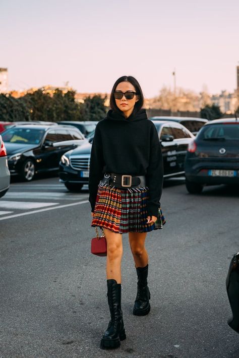 Combat Boots Street Style, Italian Street Style Women, Italian Street Style, Mode Tartan, Yoyo Cao, Italian Fashion Street, 2020 Street Style, Italian Street, Milan Street Style