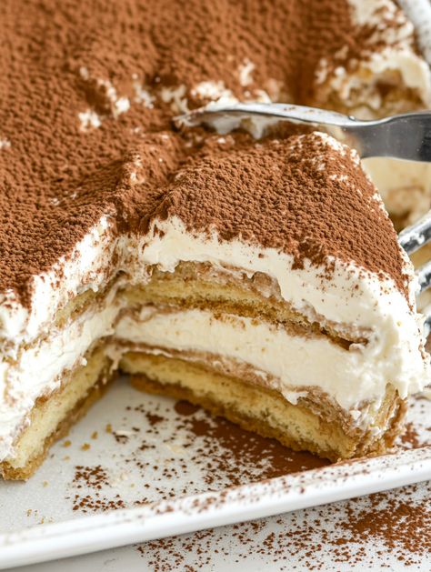 10-Minute Easy Tiramisu  🍫 𝗜𝗻𝗴𝗿𝗲𝗱𝗶𝗲𝗻𝘁𝘀 🍫  1 1/2 cups (360ml) heavy whipping cream, cold  2/3 cup (65g) powdered sugar or 1/3 cup granulated sugar  1 tsp (5ml) vanilla extract  1 package (8oz) mascarpone, at room temperature  1 cup (237ml) strongly brewed coffee (or espresso)  1/2 package ladyfingers (Savoiardi)  2 tbsp (15g) unsweetened cocoa powder for dusting 🍫 Tiramisu Whipped Cream, Easy Tiramisu, Triple Chocolate Mousse Cake, Chocolate Covered Strawberry Cake, Chocolate Poke Cake, Cheesecake Mousse, Lime Cheesecake, Cream Cheese Muffins, Ice Cream Floats