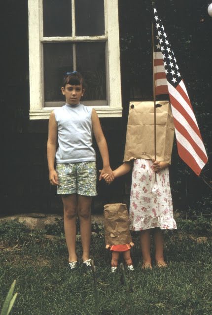 Red, White, Blue and Awkward: 20 Hilarious 4th of July Family Photos From the 1980s and 1990s ~ Vintage Everyday Vintage Family Pictures, 4th Of July Photography, Vintage 4th Of July, Retro Americana, Awkward Girl, Life Isnt Fair, Creepy Kids, Awkward Family Photos, Family Album