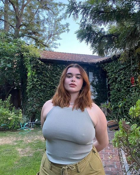 barbie ferreira on Instagram: “can’t stop watching prehistoric planet ft amazon packages” Barbie Ferreira Outfit, Barbie Ferreira, Normal Body, Hair Drawing, Hottie Women, Curvy Girl Outfits, Curvy Outfits, Real Women, Curly Hair