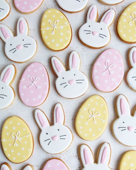 Easter Bunny Biscuits, Biscuit Cupcakes, Easter Biscuits, Egg Biscuits, Vanilla Biscuits, Iced Biscuits, Easter Baking, Easter Cupcakes, Crumpets