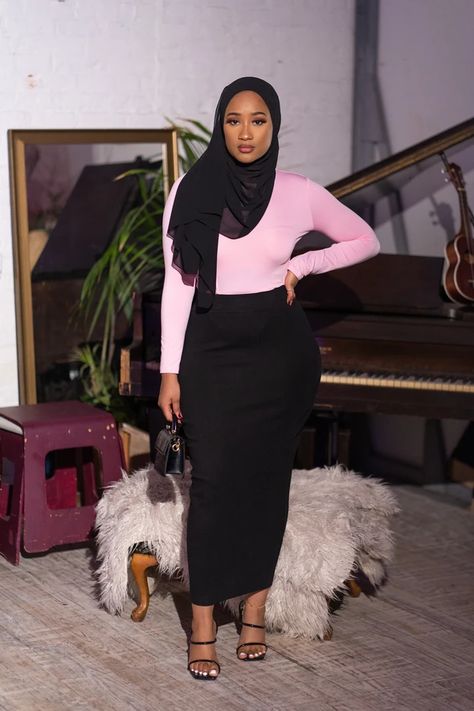 Essential Knit Pencil Skirt-Black – ShopFatimaDiallo Pencil Skirt Outfits Casual, Black Bodycon Skirt, Business Casual Skirt, Fitted Maxi Skirt, Outfits Muslim, Bodycon Maxi Skirt, Outfit Modest, Maxi Pencil Skirt, Long Outfit