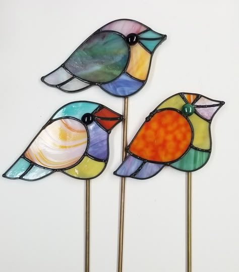 Stained Glass Mosaic Art, Diy Stained Glass Window, Stained Glass Gifts, Stain Glass Ideas, Stained Glass Patterns Free, Plant Stakes, Stained Glass Birds, Glass Suncatchers, Stained Glass Butterfly