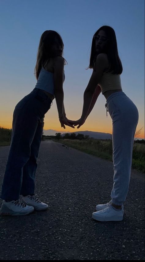 Cool Bestie Pics, Photos To Do With Bestie, Cute Bestie Pics Aesthetic, Bestie Recreate Photos, Cute Photos To Do With Friends, Bff Picture Ideas For 2, Bsf Picture Poses, Best Friend Recreate Photos, Cute Bestie Pictures