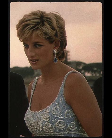 Diana Short Hair, Diana Haircut, Diana Style, Princess Diana Fashion, Princess Diana Family, Princess Diana Photos, Princess Diana Pictures, Princes Diana, Diana Fashion