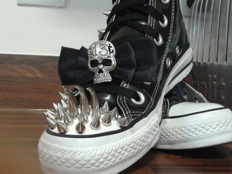 Gothic converse shoes. Gothic Converse, Converse Chucks, Converse High Top, Green Companies, Gothic Shoes, Gothic Steampunk, Designer Jeans, Converse High, Converse High Tops