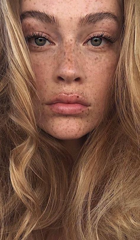 Models With Freckles, Blonde Hair Freckles, Natural Makeup Styles, Freckled Skin, Blonde With Freckles, No Make Up Make Up Look, Cute Freckles, Natural Makeup Style, Women With Freckles