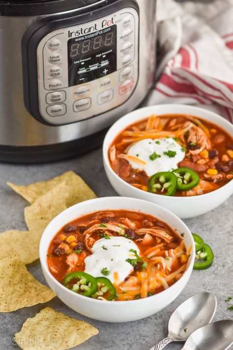 This Instant Pot Taco Soup preps in FIVE minutes! Delicious, done in 35 minutes, and at only 300 calories a bowl you can't beat a chicken taco soup like this. Taco Soup Instant Pot, Instant Pot Taco Soup, Taco Soup Ingredients, Slow Cooker Broccoli, Chicken Taco Soup, Slow Cooker Tacos, Chicken Taco, Eating Light, Biscuits Easy