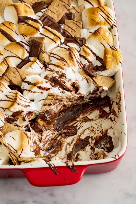 S’more Desert Ideas, Baked Smores Dessert, S’mores Cobbler, S’more Desert, Quick And Easy Smores Desserts, Smore Casserole Recipes, Smore Nachos Oven, Easy S’mores Dessert, Smores Dessert Grill