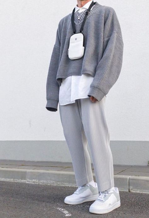 Minimalist Moda, Minimalist Fashion Men, Aesthetic Outfits Men, Mens Outfit Inspiration, Mens Fashion Streetwear, Grey Outfit, Stylish Mens Outfits, Men Fashion Casual Outfits, Streetwear Men Outfits