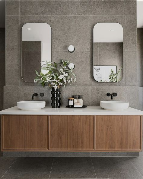 Modern minimalist bathroom featuring dual vanity basins, sleek white countertops, and backlit LED mirrors. Perfect for a contemporary home makeover. #BathroomDesign #MinimalistBathroom #HomeRenovation

Reece featured products 🛁:
📷 @mcdonaldjoneshomes: Alape Sondo Basins, Milli Pure Tapware Dual Vanity Bathroom Ideas, Bathroom Interior Design Modern Master Bath, Vanity Bathroom Ideas, Reece Bathroom, Scandi Interior Design, Dual Vanity, Scandi Living Room, Scandinavian Home Design, Mcdonald Jones Homes