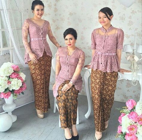 source from ig @kebaya_inspiration Model Rok Kebaya, Kebaya Sabrina, Kebaya Kutu Baru Modern, Kebaya Brokat Modern, Kebaya Peplum, Kebaya Lace, Model Kebaya Modern, Kebaya Hijab, Kebaya Modern Dress