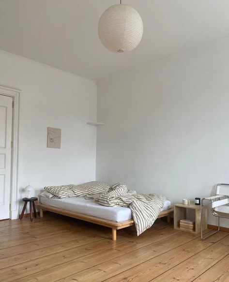 Minimal Student Room, Minimal Home Aesthetic, Frameless Bed, No Bed Frame, Japanese Minimalist Bedroom, Summer Room Decor, Low Bed Frame, Minimal Bedroom, Low Bed