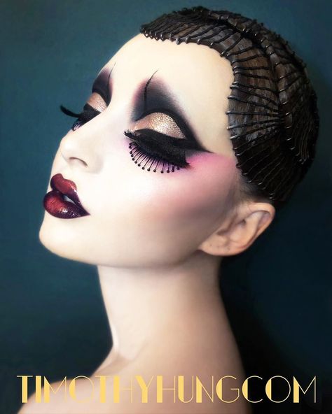 Christmas Makeup - Love what you saw? Act and visit to see more. Do It IMMEDIATELY! Drag Make-up, Avant Garde Makeup, Drag Makeup, Pintura Facial, Edgy Makeup, Stage Makeup, Clown Makeup, Christmas Makeup, Eye Makeup Art