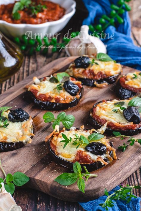 Pizza aubergine facile sans pâte - Amour de cuisine Aubergine Parmesan, Aubergine Pizza, Plats Healthy, Color Party, Mini Pizza, Food Court, Salmon Burgers, Parmesan, Pizza