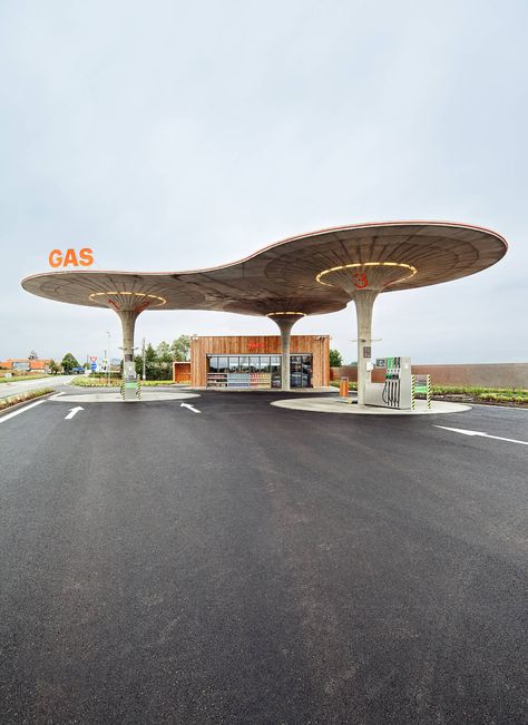 Googie Architecture, Radiator Springs, Station Service, Old Gas Stations, Mid Century Architecture, Petrol Station, Filling Station, Brutalist Architecture, Futuristic Architecture