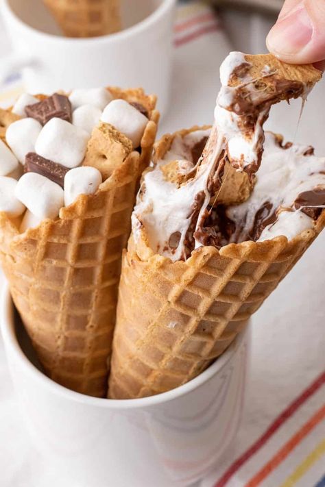 Savoury Smores, Walking Smores, Smores Cone, Smores Snacks, Campfire Cones, Campfire Snacks, Waffle Cone Recipe, Treat Cones, Cone Dessert