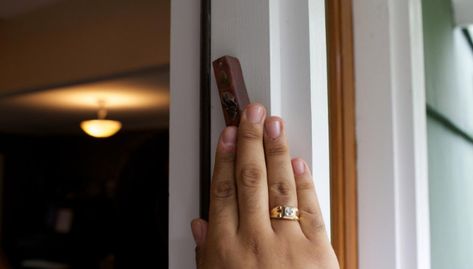 What is a mezuzah? Why and how do we use it? Jewish Home Interior, Mezuzah Door, Jewish Customs, Reform Judaism, Jewish Mezuzah, Condo Bedroom, Jewish Home, Serving Others, Hebrew Words