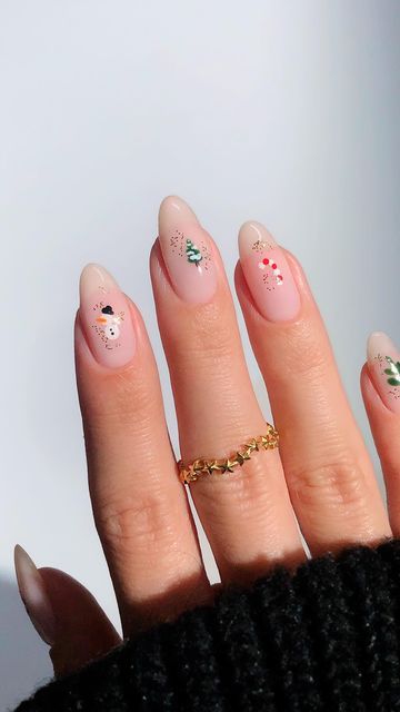 Minimalist Christmas Nail Art, Negative Space Christmas Nails, Australian Christmas Nails, Minimal Christmas Nail Art, Christmas Acyrilics Nails, Natural Christmas Nail Ideas, Simplistic Christmas Nails, Christmas Nails Clear, Simple Christmas Nails 2023