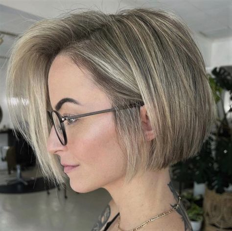 Neckline Bob Haircut, Jaw Length Hairstyles, Chin Length Bobs, Short Bob Straight Hair, Hairstyle Bob, Swept Bangs, Wavy Bob Hairstyles, Hairstyle Inspo, Short Haircuts For Women