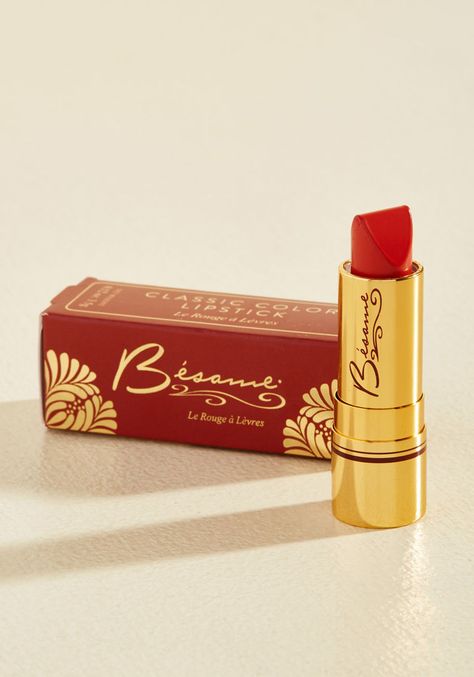 Besame Lipstick, 40s Makeup, Red Velvet Lipstick, 1940s Makeup, Makeup History, Makeup Packaging, Besame Cosmetics, Red Lip Makeup, Work Accessories