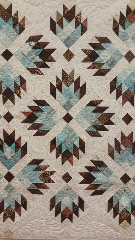 Double Bear Paw by Material Girlfriends Modern Quilt Display, Hst Quilts, Native American Quilt, Southwest Quilts, Bear Paw Quilt, Cabin Bedroom, Bear Quilts, Bear Claw, American Quilt