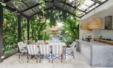 Covered Outdoor Kitchens, Concrete Patios, Build Outdoor Kitchen, Home Staging Tips, Dining Design, Outdoor Dining Spaces, Backyard Lighting, Diy Outdoor Kitchen, Concrete Patio