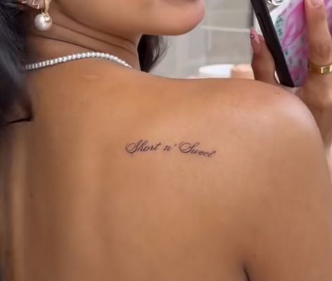 Words Shoulder Tattoo, Behind The Shoulder Tattoo, Upper Back Tattoo Women Shoulder, Tattoos On Dark Skin Women, Small Tattoos Black Women, Back Shoulder Tattoos For Women, Behind The Neck Tattoos, Back Shoulder Tattoo, 2025 Goals