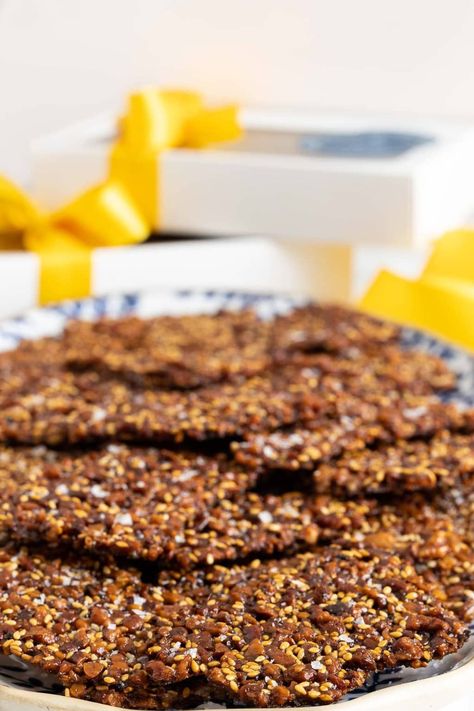 This Sea-Salted Quinoa Pecan Brittle is amazing as a snack, dessert, or a crumble on ice cream, yogurt, salads... It also makes a great gift! #quinoabrittle, #easyquinoabrittle, #quinoapecanbrittle, #pecanbrittle Quinoa Brittle, Quinoa Brittle Recipe, Quinoa Candy, Quinoa Crispy Treats, Salted Pecan Quinoa Brittle, Crispy Quinoa Chocolate, Dark Chocolate Sea Salt Quinoa Crisps, Easy Quinoa, Brittle Recipes