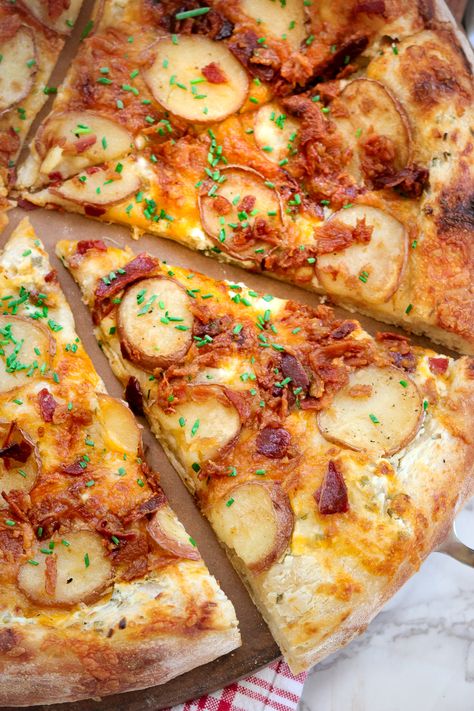 Potatoe Pizza, Baked Potato Pizza, Potato Pizza Recipe, Pizza Oven Recipes, Potato Pizza, Loaded Baked Potato, Gourmet Pizza, Pizza Flavors, Loaded Baked Potatoes