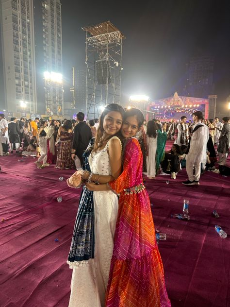 Girl Best Friend, Mehndi Night, Traditional Aesthetic, Desi Love, Best Friend Poses, Best Friends Aesthetic, Friends Aesthetic, Indian Aesthetic, Chaniya Choli