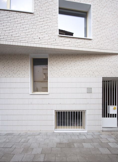 White Brick Architecture, White Brick Facade, Oscar Niemeyer Architecture, Retail Facade, Brick Cladding, Brick Detail, Glazed Brick, Roof Architecture, Brick Architecture